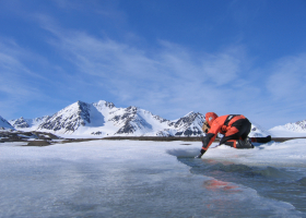 Collecte d'eau de fonte au Svalbard, Arctique.